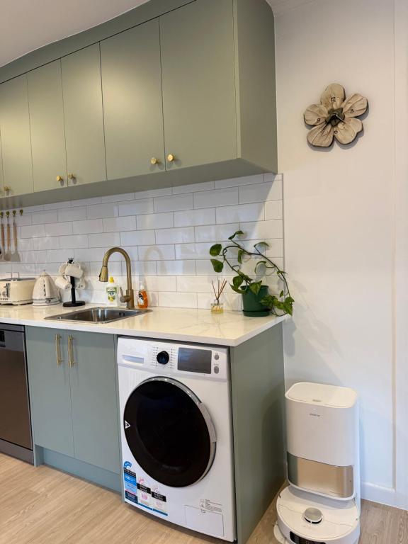 Free parking a fully renovated century old building, just a 5 minute drive to the city center Unit 4 - Resim 9