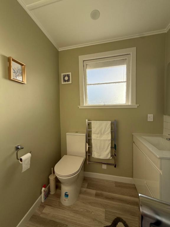 Free parking a fully renovated century old building, just a 5 minute drive to the city center Unit 4 - Resim 3