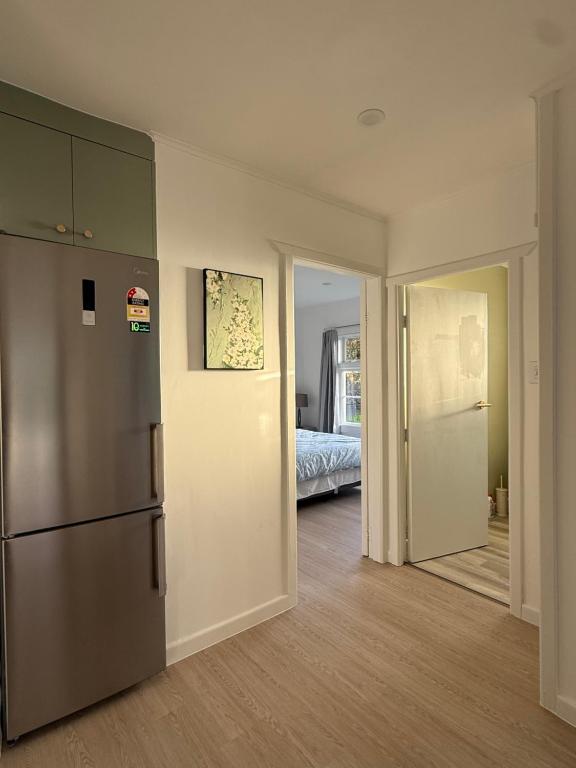 Free parking a fully renovated century old building, just a 5 minute drive to the city center Unit 4 - Resim 7