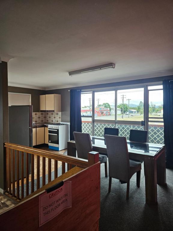 ロックハンプトンにあるRockhampton Court Apartmentのテーブルと椅子、キッチンのあるリビングルーム