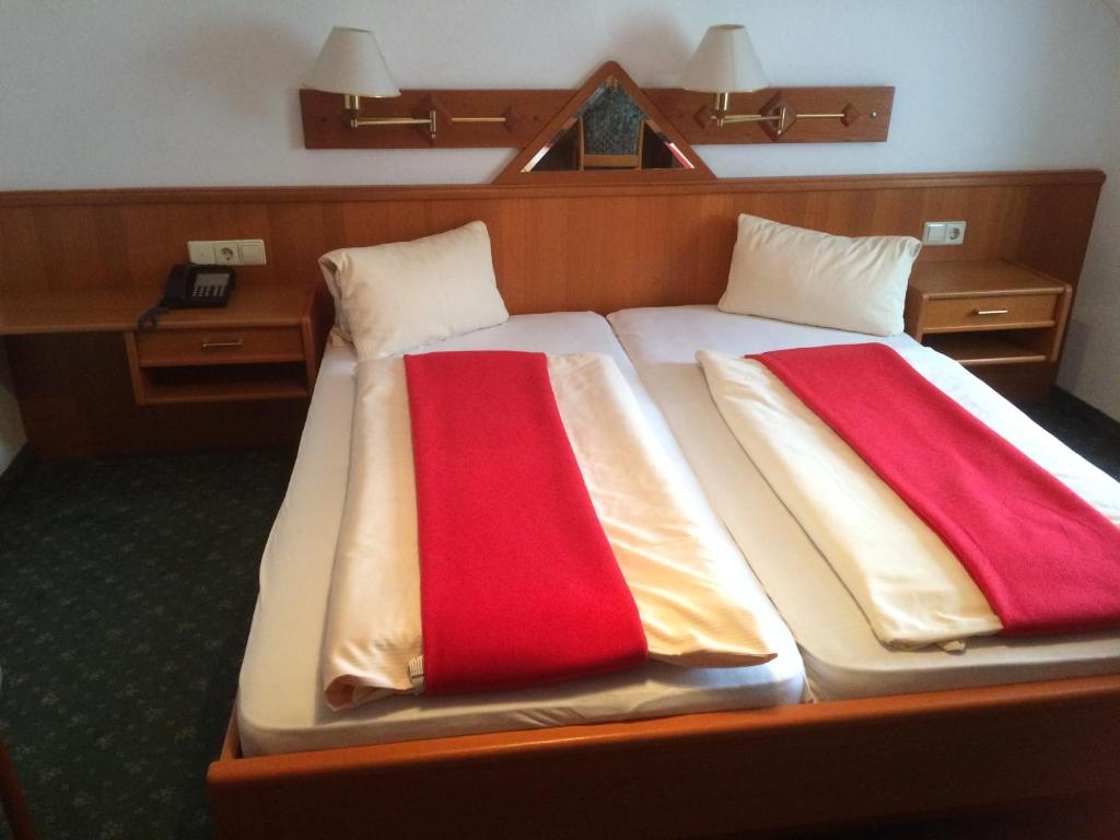 Posteľ alebo postele v izbe v ubytovaní HOTEL Jerolitsch