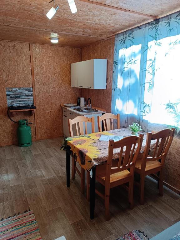 Kuchyň nebo kuchyňský kout v ubytování Atpūtas vieta Buki