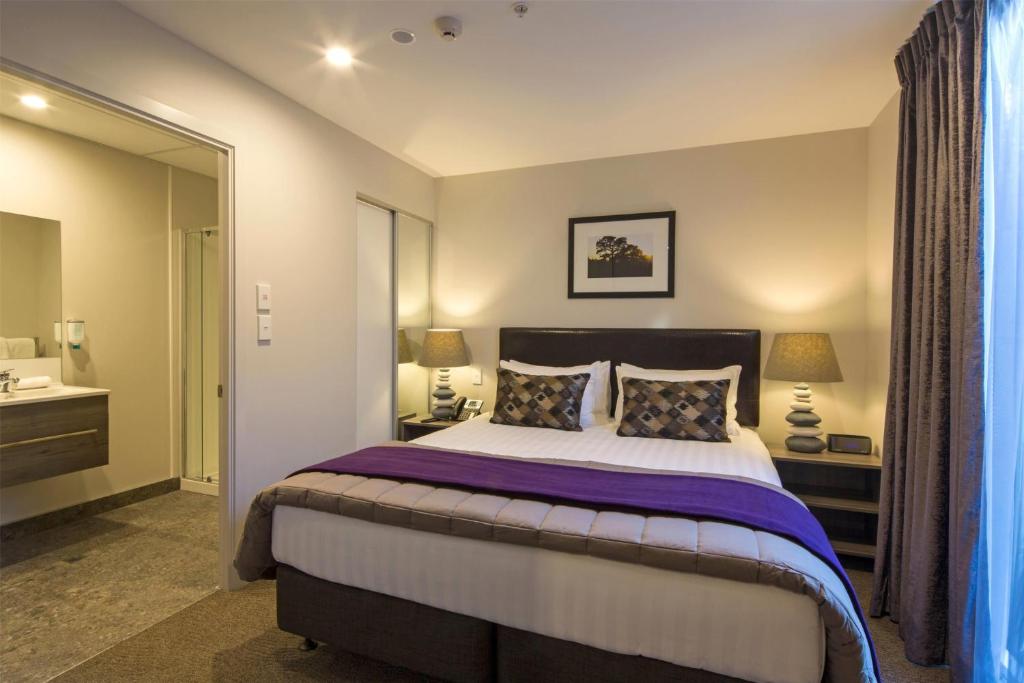 Postel nebo postele na pokoji v ubytování Ramada Suites by Wyndham Queenstown Remarkables Park