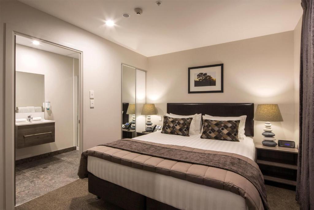 Postel nebo postele na pokoji v ubytování Ramada Suites by Wyndham Queenstown Remarkables Park