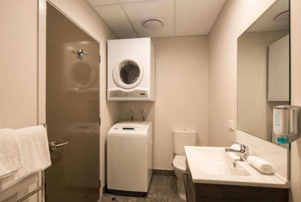 Koupelna v ubytování Ramada Suites by Wyndham Queenstown Remarkables Park