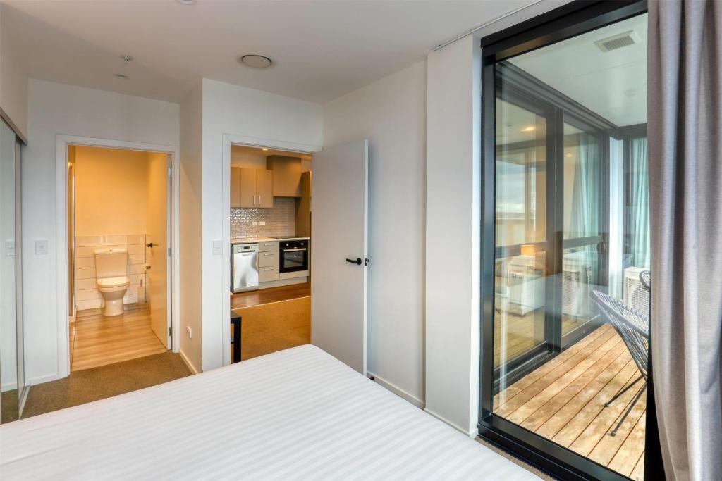 Kuchyň nebo kuchyňský kout v ubytování Ramada Suites by Wyndham Queenstown Remarkables Park