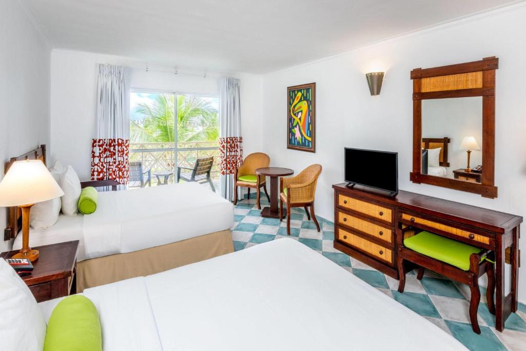 Postel nebo postele na pokoji v ubytování Grand Decameron Panama, A Trademark All Inclusive Resort