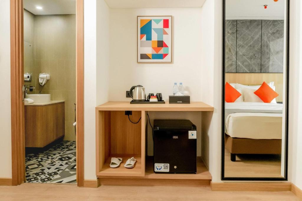 Howard Johnson By Wyndham Tangerang - Deluxe Queen Room - Non-Smoking