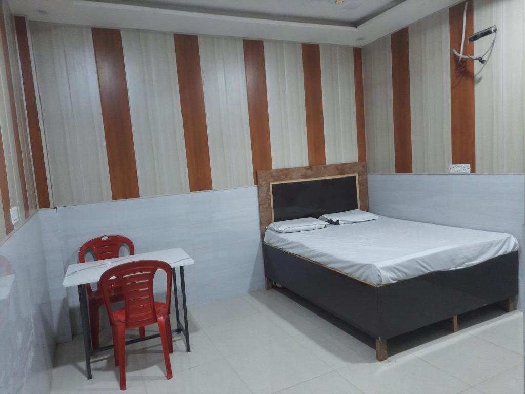 Postel nebo postele na pokoji v ubytování Hotel Divya