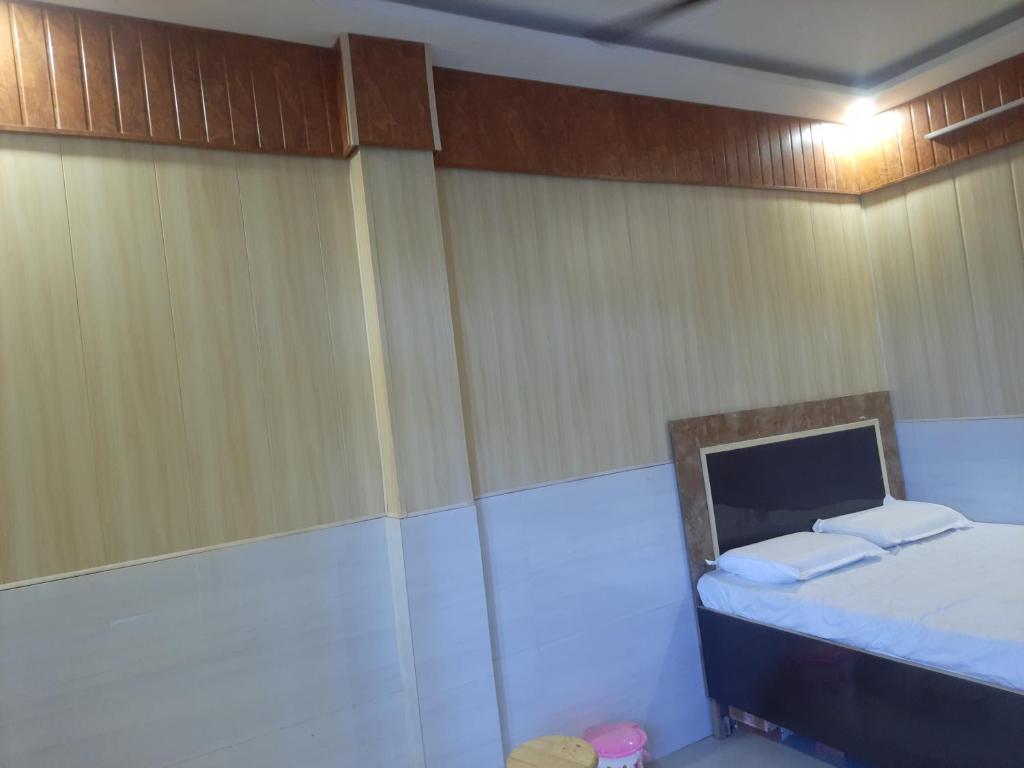 Postel nebo postele na pokoji v ubytování Hotel Divya