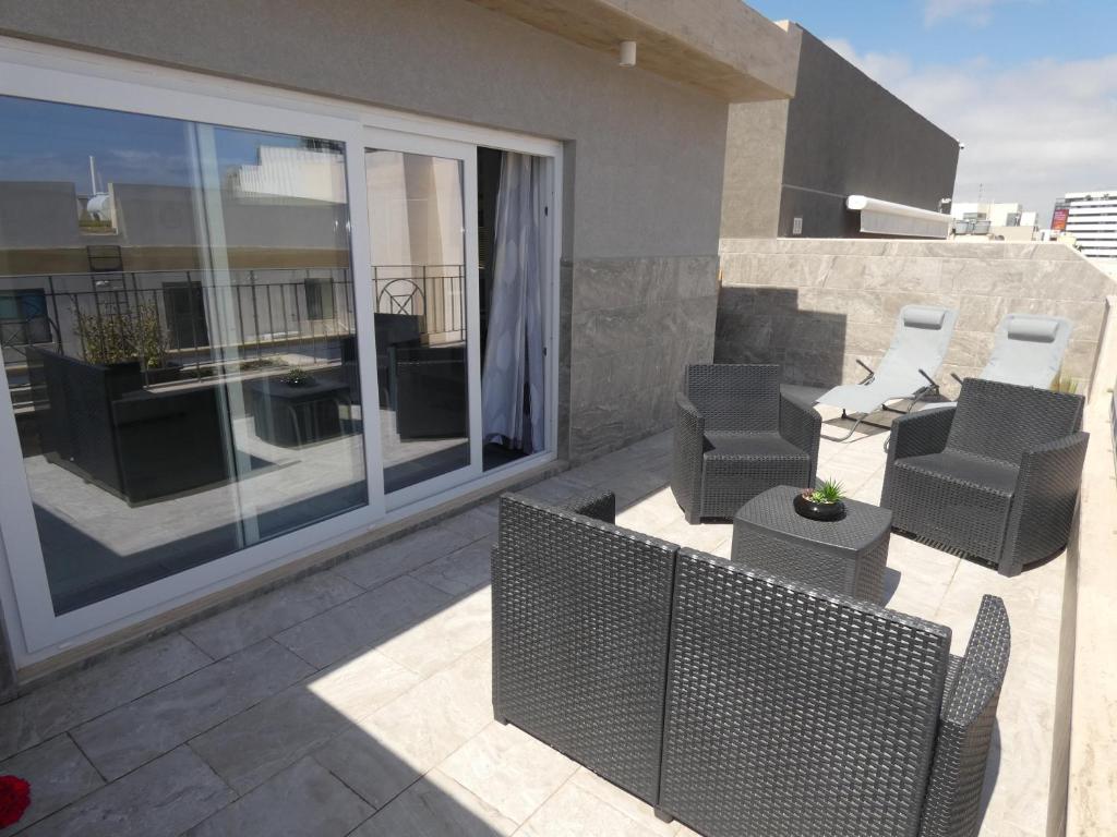 Posezení v ubytování Terrace View - A Stylish Two Bedrooms Penthouse AC-WIFI