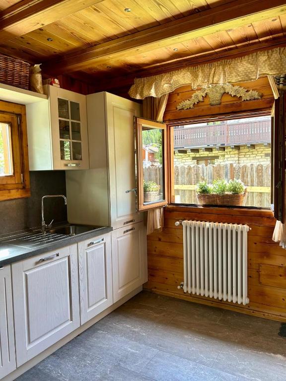Kuchnia lub aneks kuchenny w obiekcie Hotel Letterario Locanda Collomb