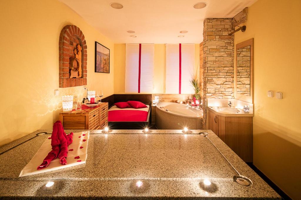 Postel nebo postele na pokoji v ubytování Wine Wellness Hotel Amande Hustopeče