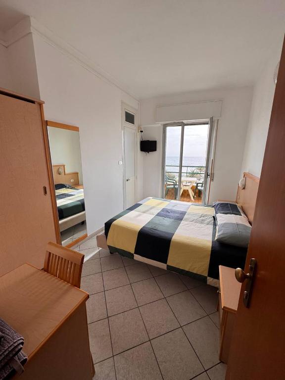 Łóżko lub łóżka w pokoju w obiekcie Hotel Ideal