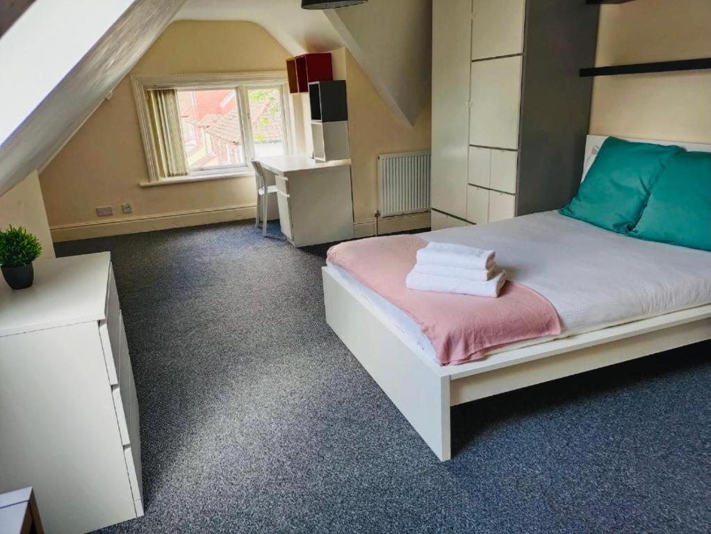 Postel nebo postele na pokoji v ubytování Abbeyfield Guesthouse