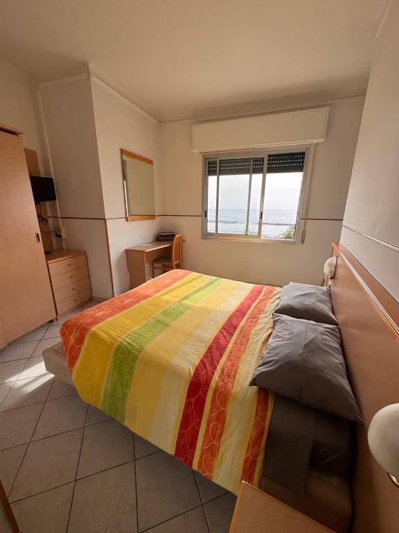 Łóżko lub łóżka w pokoju w obiekcie Hotel Ideal