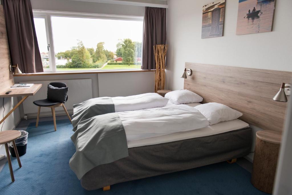 Postel nebo postele na pokoji v ubytování Hotel Juelsminde Strand