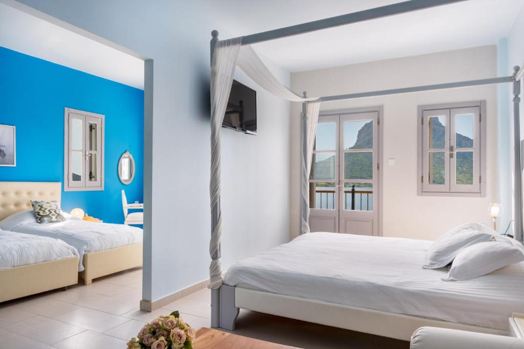 Postel nebo postele na pokoji v ubytování MasouriBlu Boutique Hotel