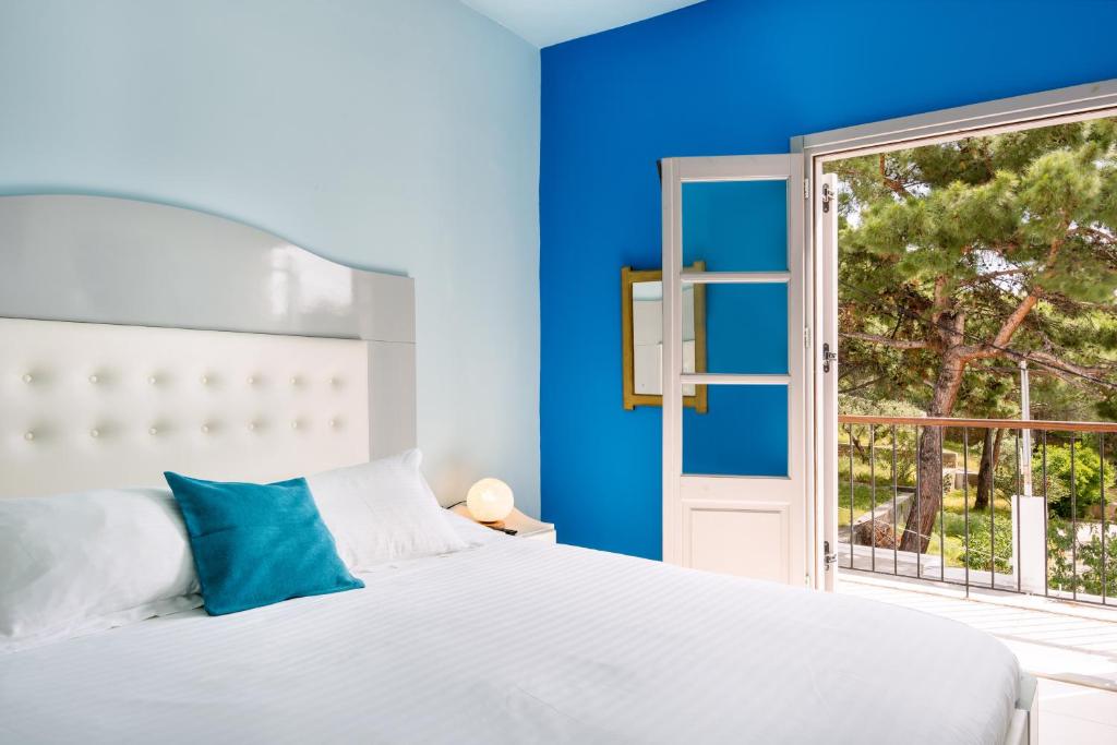 Postel nebo postele na pokoji v ubytování MasouriBlu Boutique Hotel