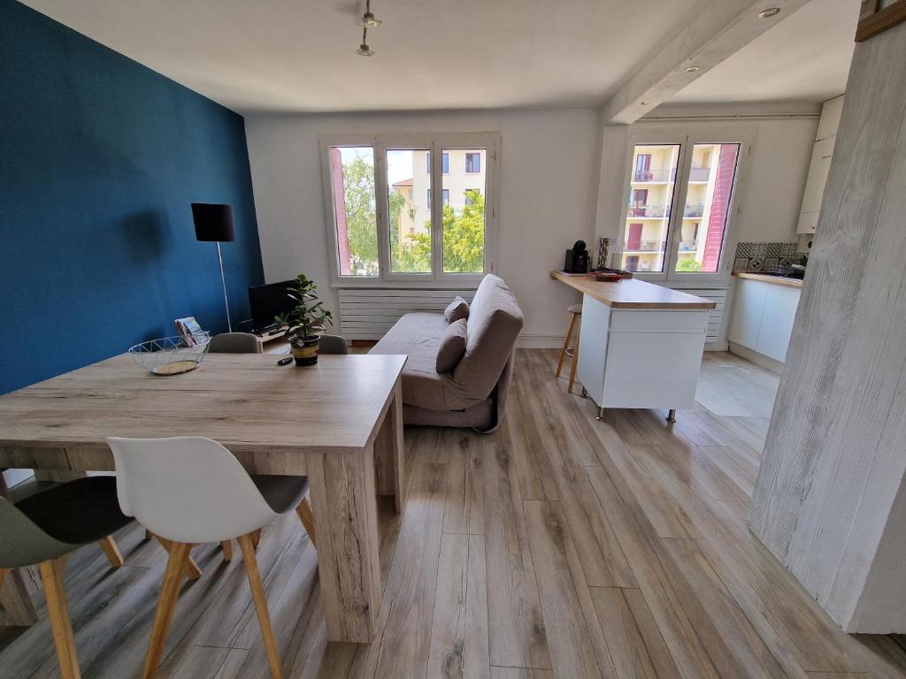 un salon avec une table et un canapé dans l'établissement La perle du lac, à Thonon-les-Bains