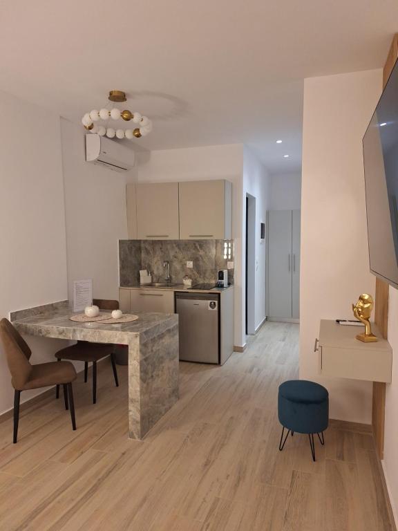 Kuchyň nebo kuchyňský kout v ubytování POUNEDES LUXURY SUITES