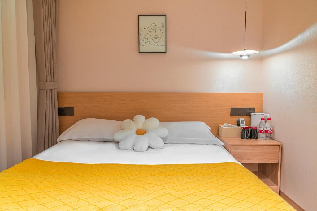 Ένα ή περισσότερα κρεβάτια σε δωμάτιο στο Hangzhou Leyin Homestay