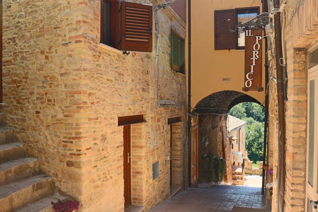 eine Gasse in einem alten Gebäude mit einem Torbogen in der Unterkunft Borgo Venus in Rocca San Giovanni