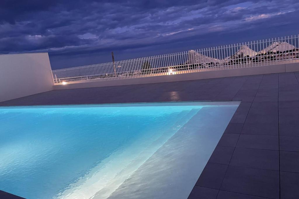 - une piscine avec ciel ouvert la nuit dans l'établissement Modern studio - terrace - pool, à Villeneuve-Loubet
