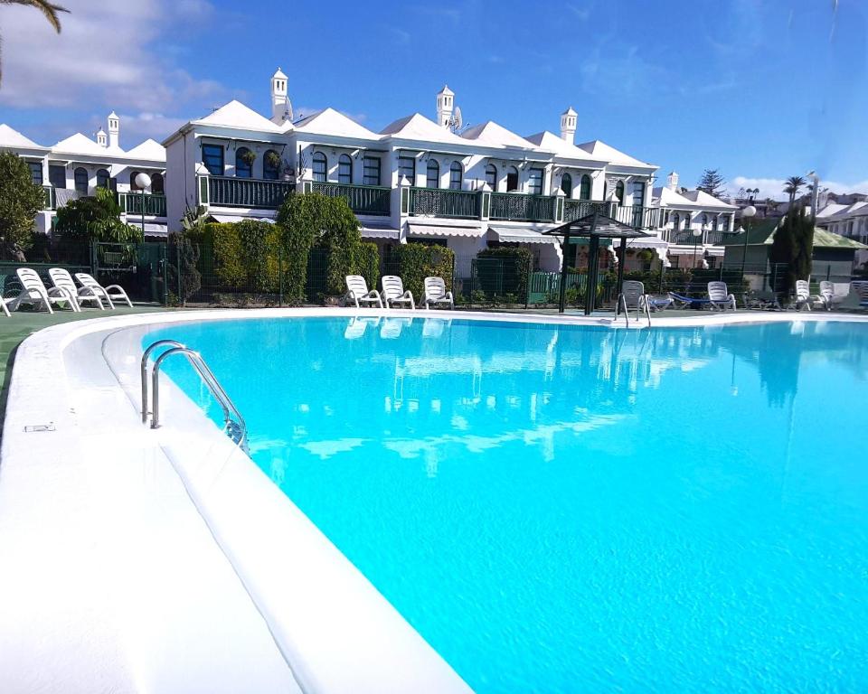ein großer Pool vor einem großen Haus in der Unterkunft Paradise Tropical Sun Maspalomas in San Bartolomé de Tirajana