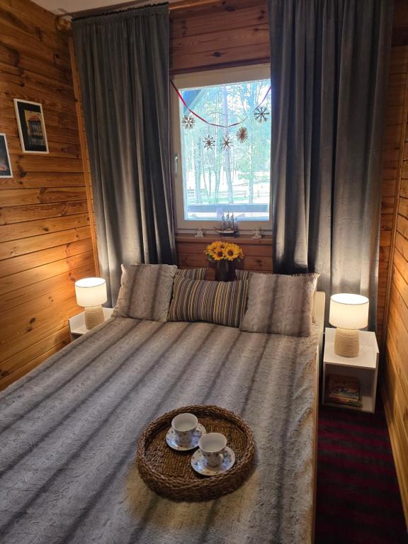 una camera da letto con un letto e un tavolo sopra di Na Zboczu - Rodzinny Domek w Lesie na Mazurach z Basenem i Sauną a Guzowy Piec