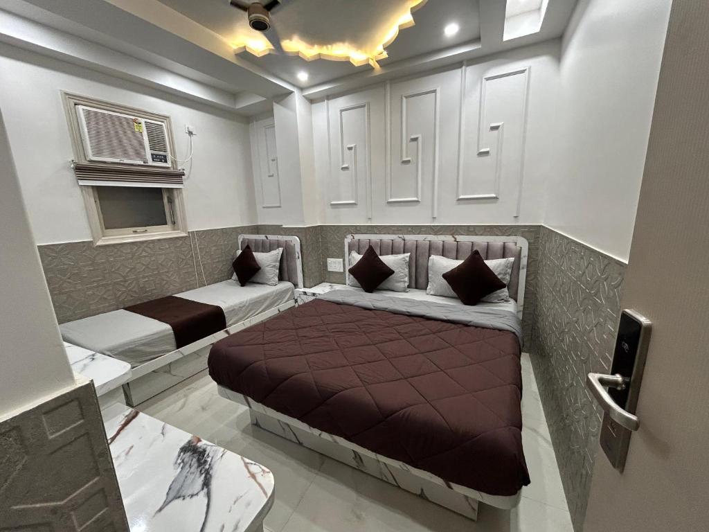 Postel nebo postele na pokoji v ubytování Hotel Shree Guru International 300 Meter From New Delhi Railway Station