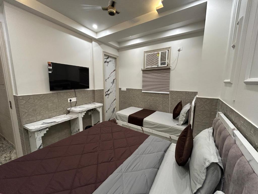 TV a/nebo společenská místnost v ubytování Hotel Shree Guru International 300 Meter From New Delhi Railway Station