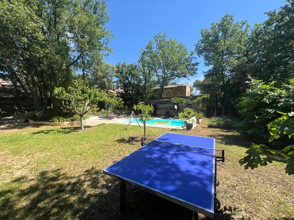 - une table de ping-pong bleue dans la cour dans l'établissement Dépendance individuelle, à Nans-les-Pins