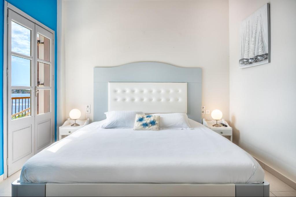 Postel nebo postele na pokoji v ubytování MasouriBlu Boutique Hotel