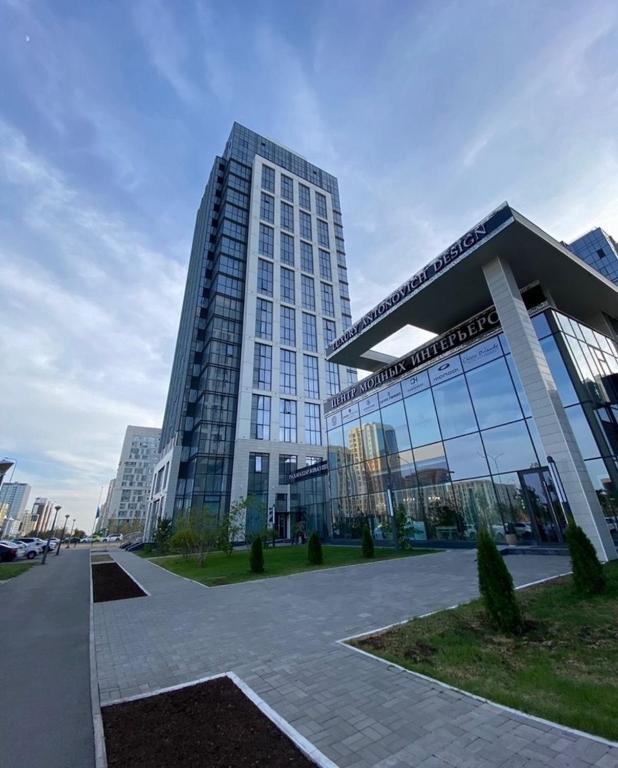 ein großes Bürogebäude mit vielen Fenstern in der Unterkunft Business class apartment EXPO in Astana