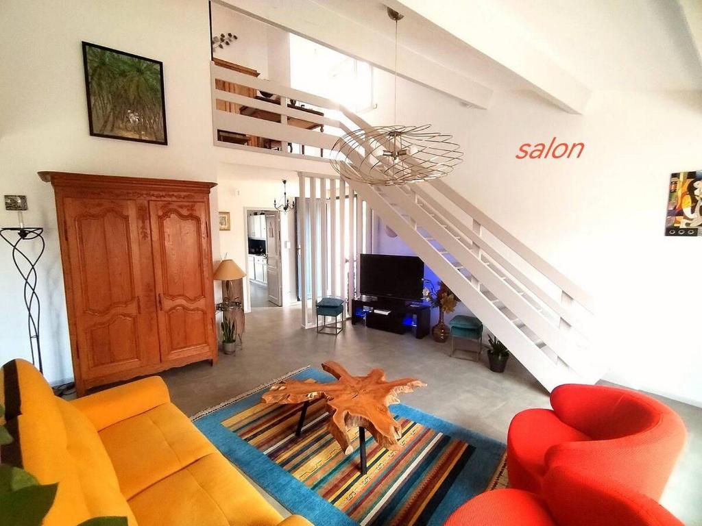 un salon avec un escalier avec une étoile de mer au sol dans l'établissement Lumineuse villa au pied de la pinède, à Lézignan-Corbières