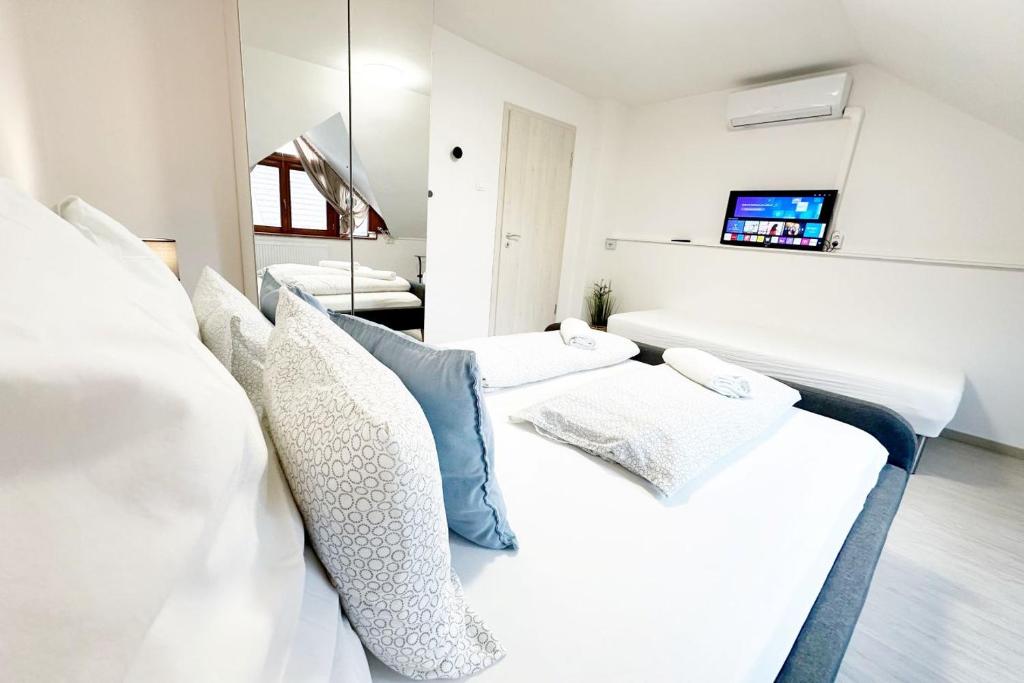 TV a/nebo společenská místnost v ubytování Dora Holiday House & Apartments