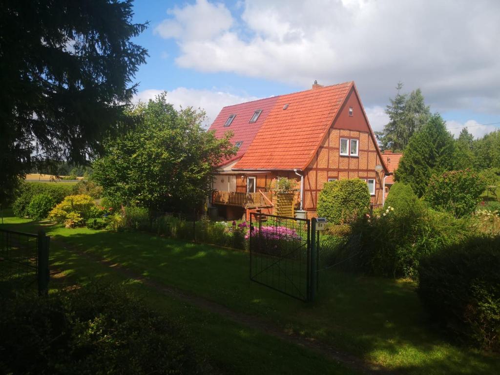 LalendorfにあるFerienhof Maikitoの庭の赤屋根の家
