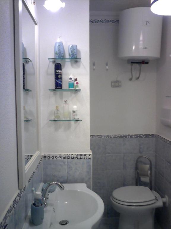 a bathroom with a toilet and a sink at Bilocale presso Costa Smeralda in Cugnana Verde