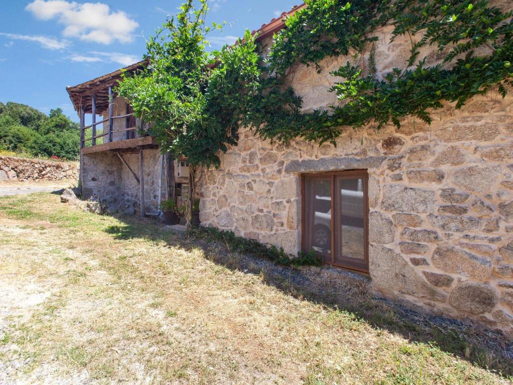 stary kamienny dom z drzwiami i oknem w obiekcie Traditional Apartment in Ribeira Sacra with Garden w mieście Castillón