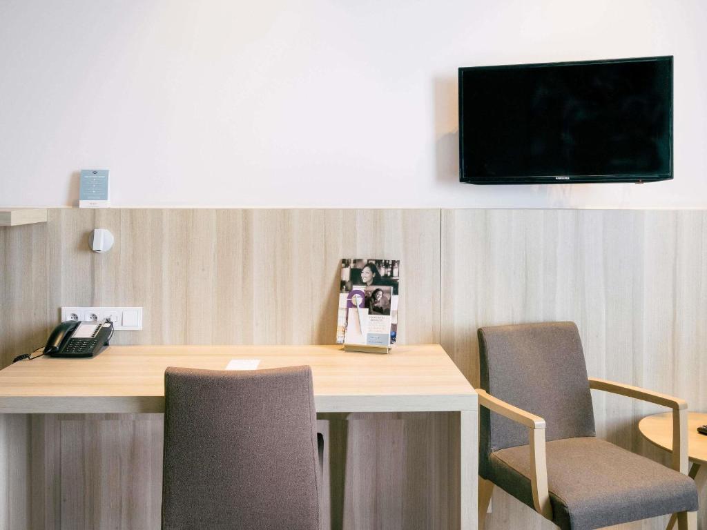 TV a/nebo společenská místnost v ubytování Mercure Roeselare