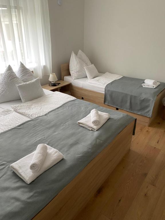 A bed or beds in a room at Csillag Virág Vendégház