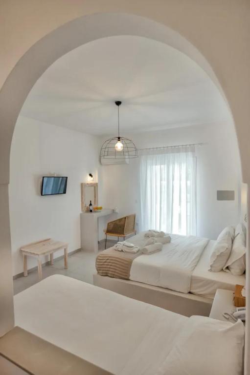 Postel nebo postele na pokoji v ubytování Blue Sapphire Perissa Hotel