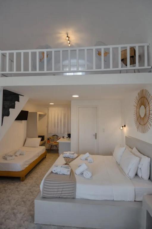 Postel nebo postele na pokoji v ubytování Blue Sapphire Perissa Hotel