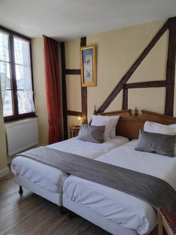 Postel nebo postele na pokoji v ubytování Hotel Saint-Martin