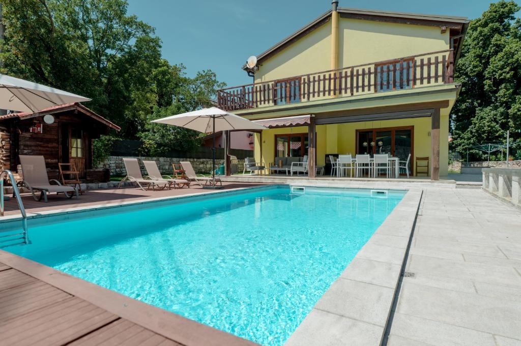 a swimming pool in front of a house at Villa Prosecco x 13 Piscina & Barbecue in Prosecco