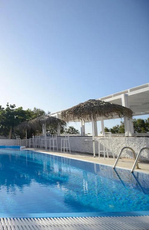 Bazén v ubytování Blue Sapphire Perissa Hotel nebo v jeho okolí