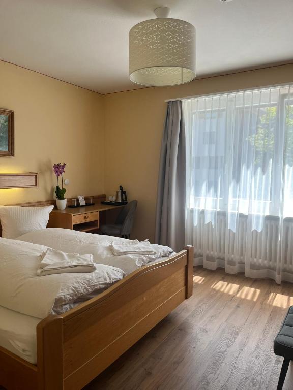 Postel nebo postele na pokoji v ubytování Hotel Falknerei Galina