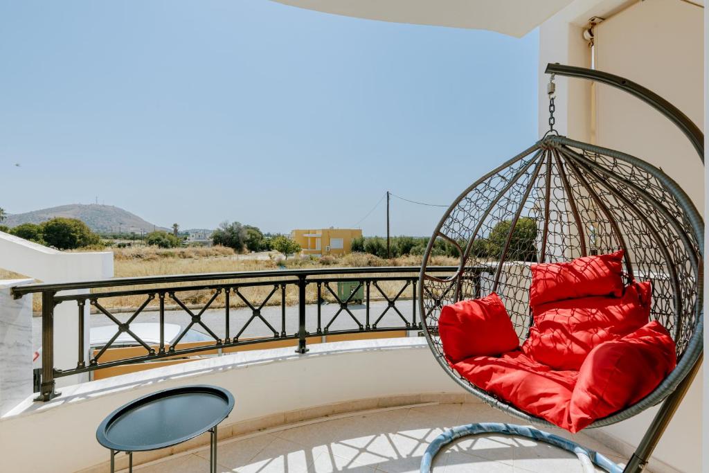 Un balcón o terraza en Zipari Oasis Modern Comforts with Stunning Views