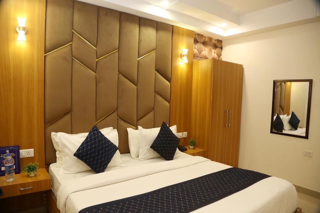 Postel nebo postele na pokoji v ubytování Grand Atlantiis Suite Near Delhi IGI Airport